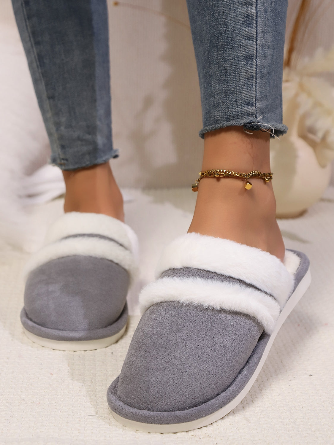 Contrast Faux Fur Round Toe Slippers Dark Gray