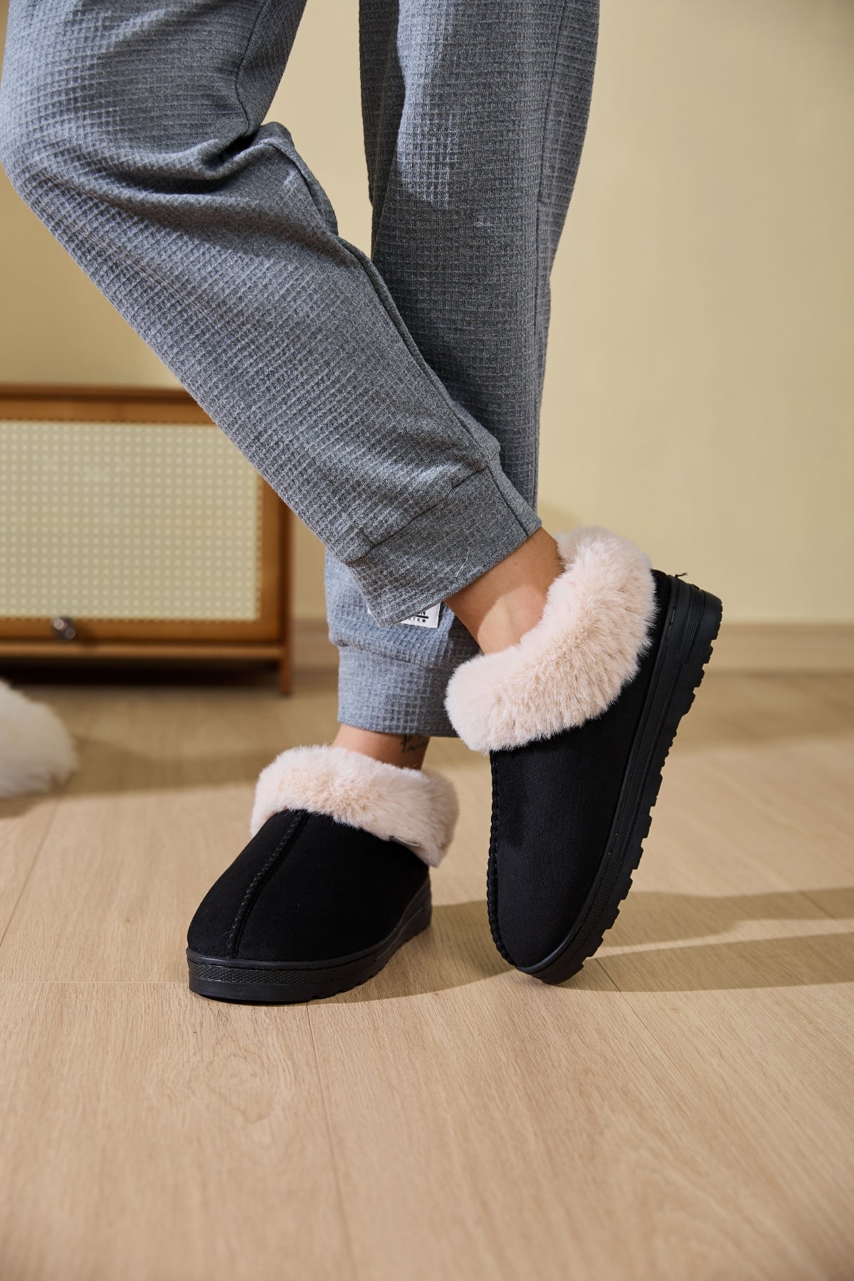 Faux Fur Round Toe Platform Slippers Black