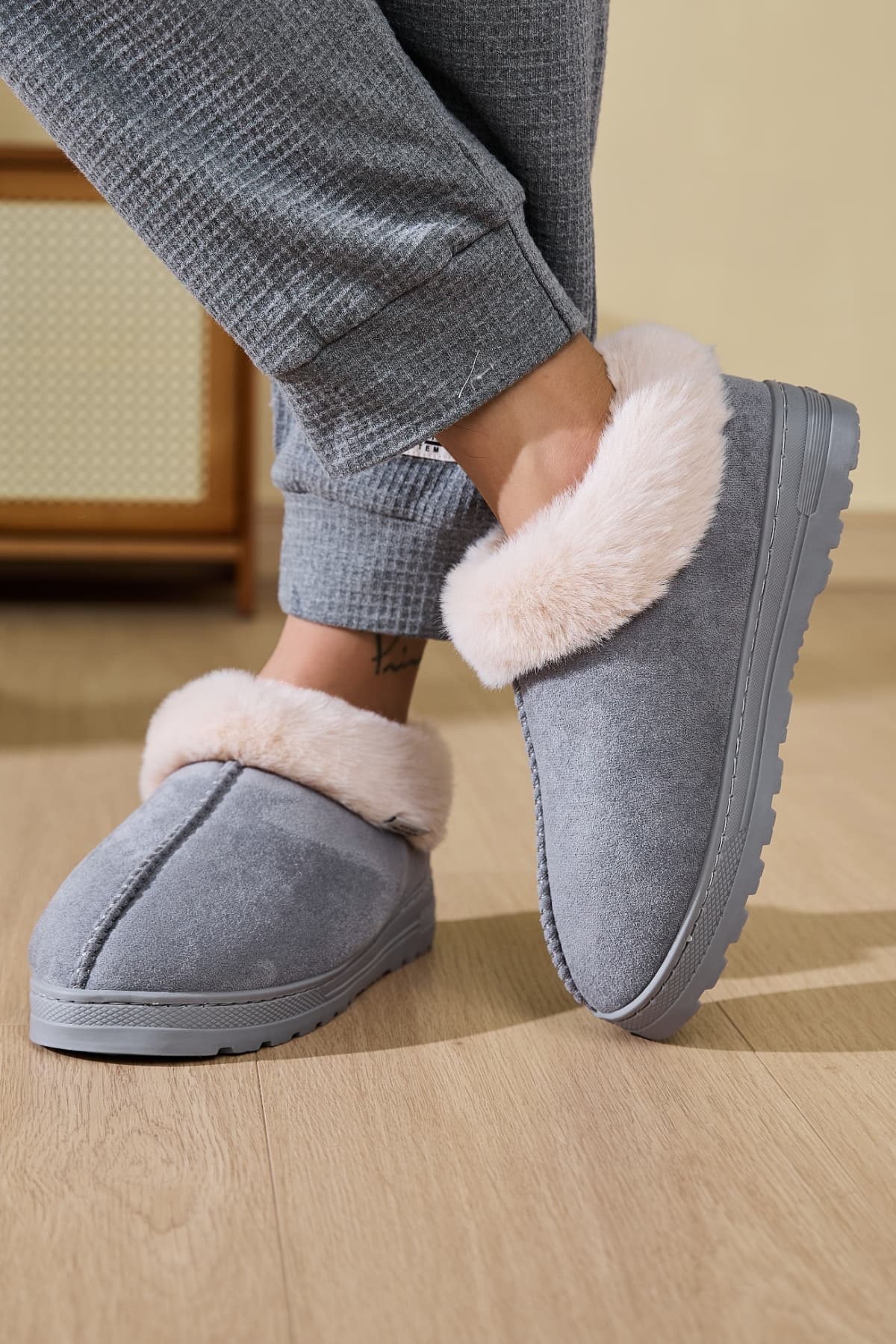 Faux Fur Round Toe Platform Slippers Gray