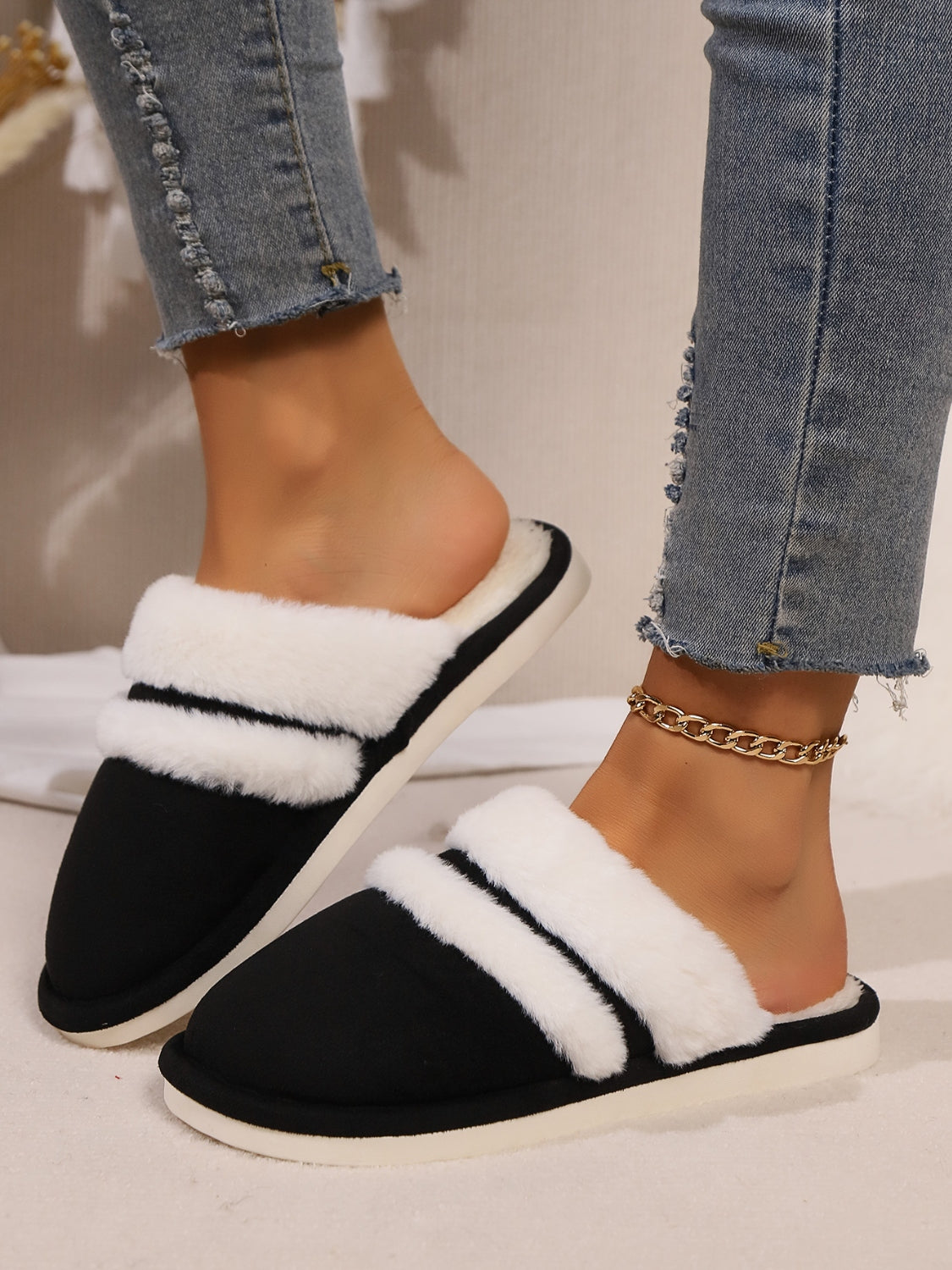 Contrast Faux Fur Round Toe Slippers Black